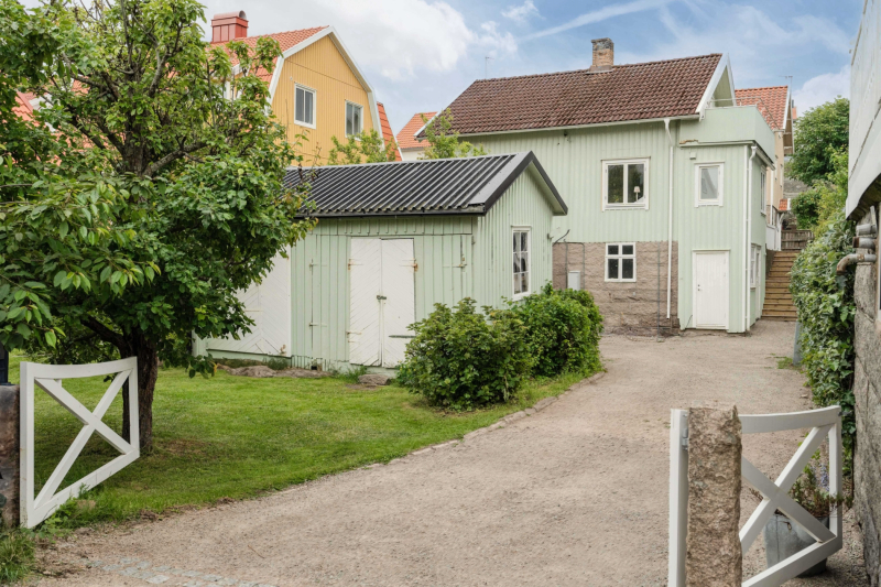 Renoverad villa i centrala Kungshamn med två tomter