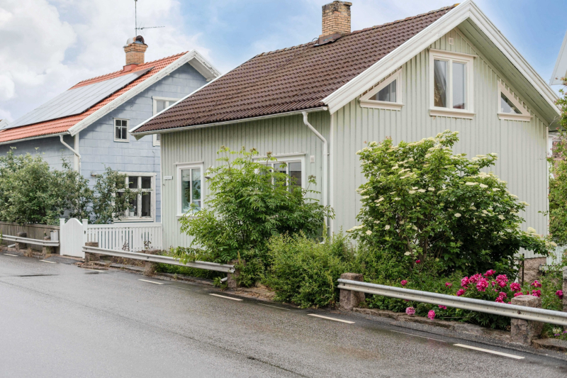 Renoverad villa i centrala Kungshamn med två tomter