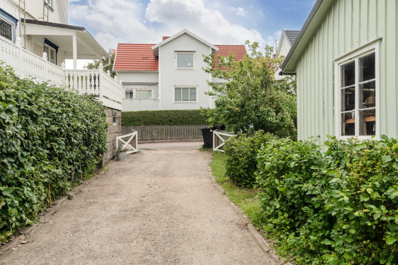 Renoverad villa i centrala Kungshamn med två tomter