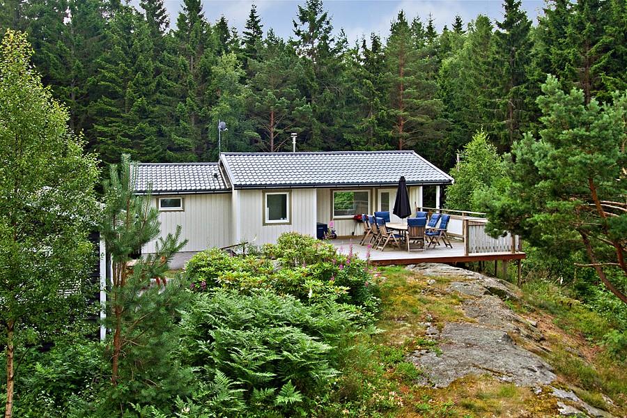 HÄLLEBÄCK 400 m till bad från klippor !